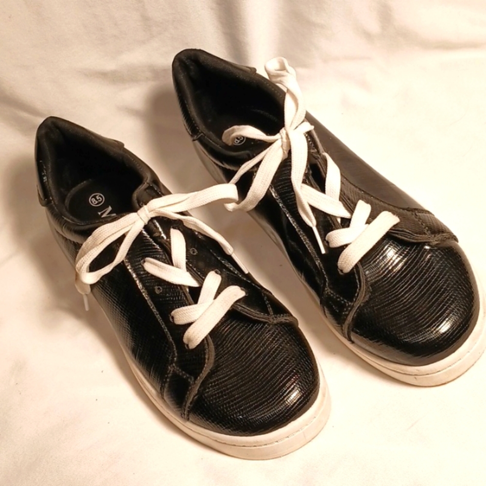 Mata Textured Patent Leather Sneakers